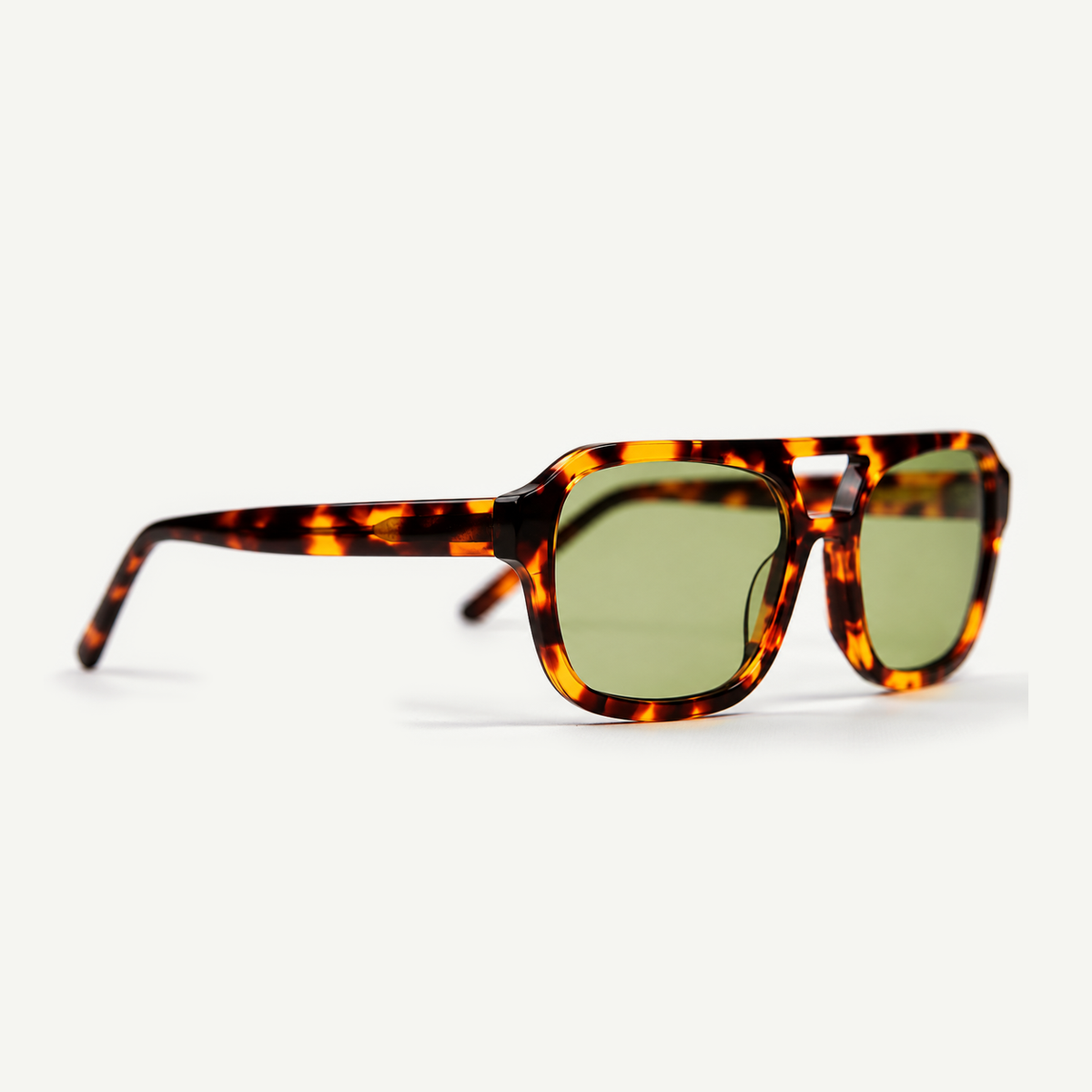 Occhiali da sole aviator in acetato havana lenti verdi Gantis Cactus vista tre quarti