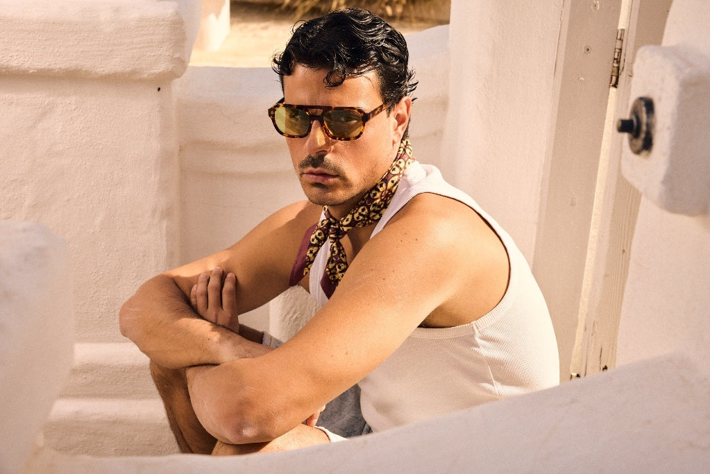 Uomo con occhiali da sole modello Cactus in montatura tartarugata