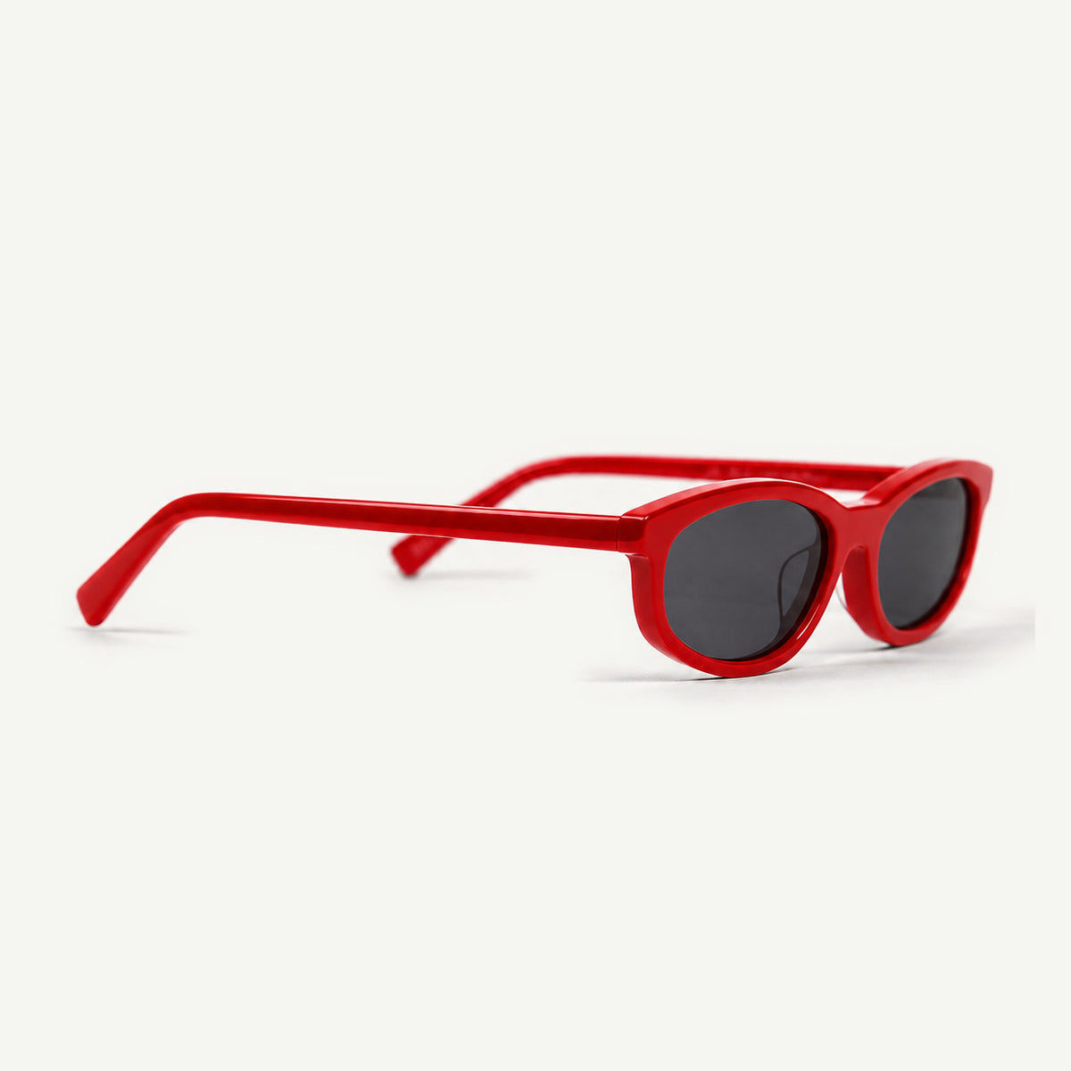Vista tre quarti occhiali da sole ovali rossi eleganti Gantis Riva